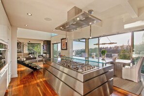 Luxury House, Multiple Beds, Hot Tub, Mountain View (The Beverly Aura) | Dining - The Beverly Aura: Jet-set Mid-century Modern Oasis in the Hills (Beverly Hills)
