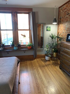 2 slaapkamers, een strijkplank/strijkijzer, reisbedje, gratis wifi