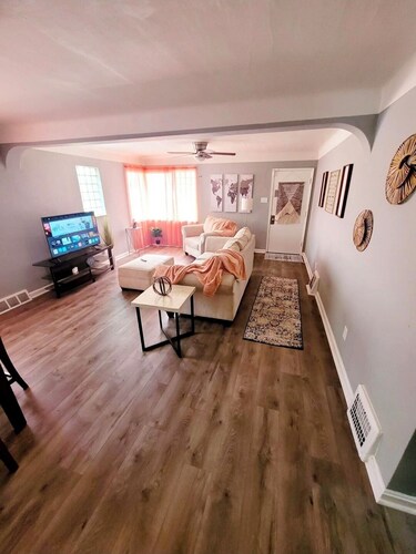 Comfy, Clean & Charming Family Friendly
10 Min. to airport & 15 min to downtown