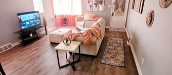 Comfy, Clean & Charming Family Friendly
10 Min. to airport & 15 min to downtown