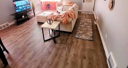 Comfy, Clean & Charming Family Friendly
10 Min. to airport & 15 min to downtown