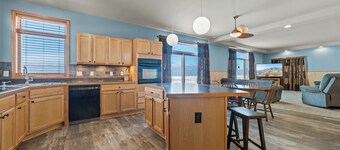 Sandy Bottom: Directly on beach!