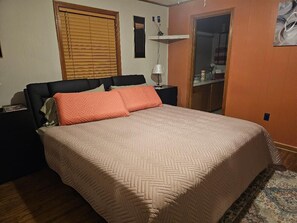 Tabla de planchar con plancha, wifi, ropa de cama