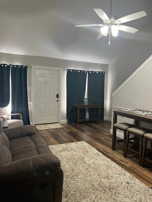 Living area - Legend Oaks Room 2 over the water (Gautier)