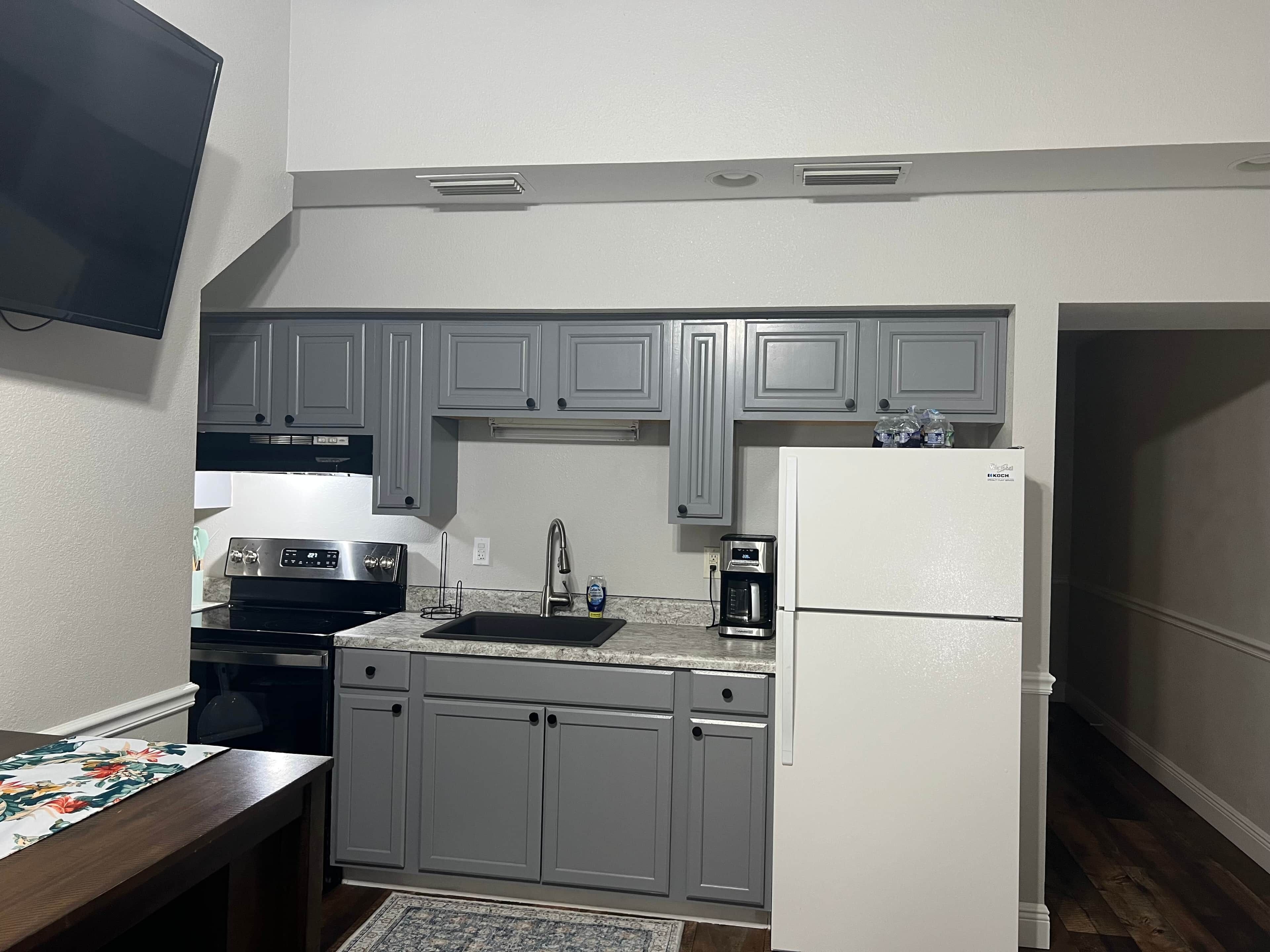 Frigorifero, microonde, forno, pentole/stoviglie/utensili