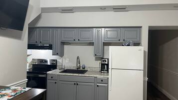 Frigorifero, microonde, forno, pentole/stoviglie/utensili