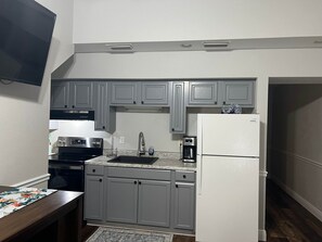 Frigorifero, microonde, forno, pentole/stoviglie/utensili