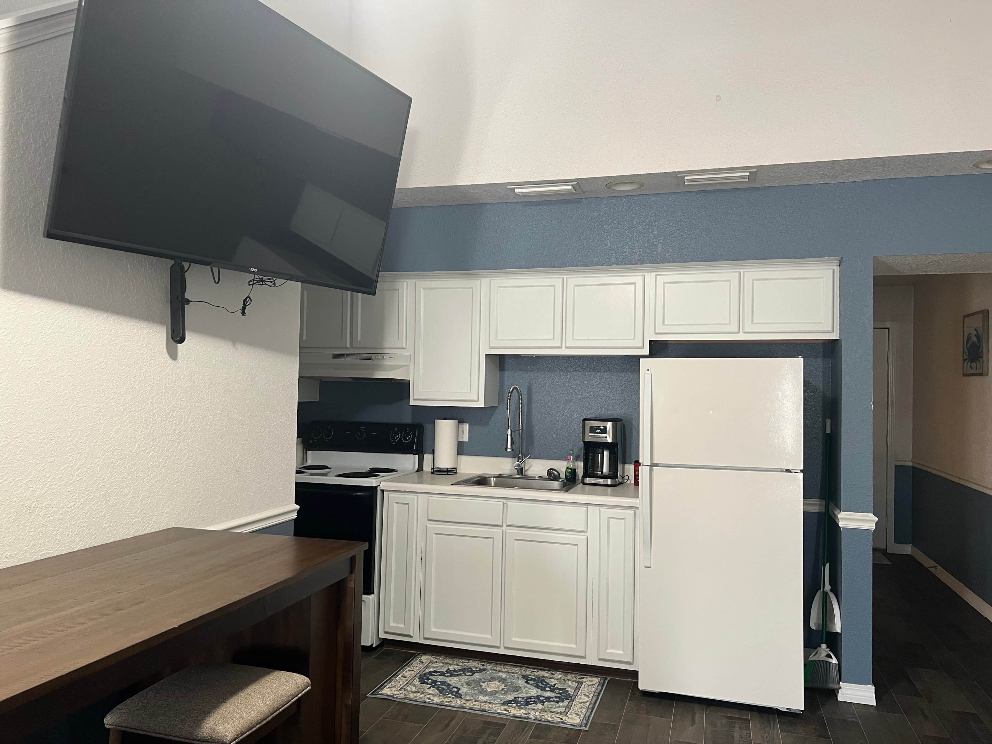 Frigorifero, microonde, forno, pentole/stoviglie/utensili