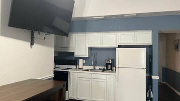 Frigorifero, microonde, forno, pentole/stoviglie/utensili