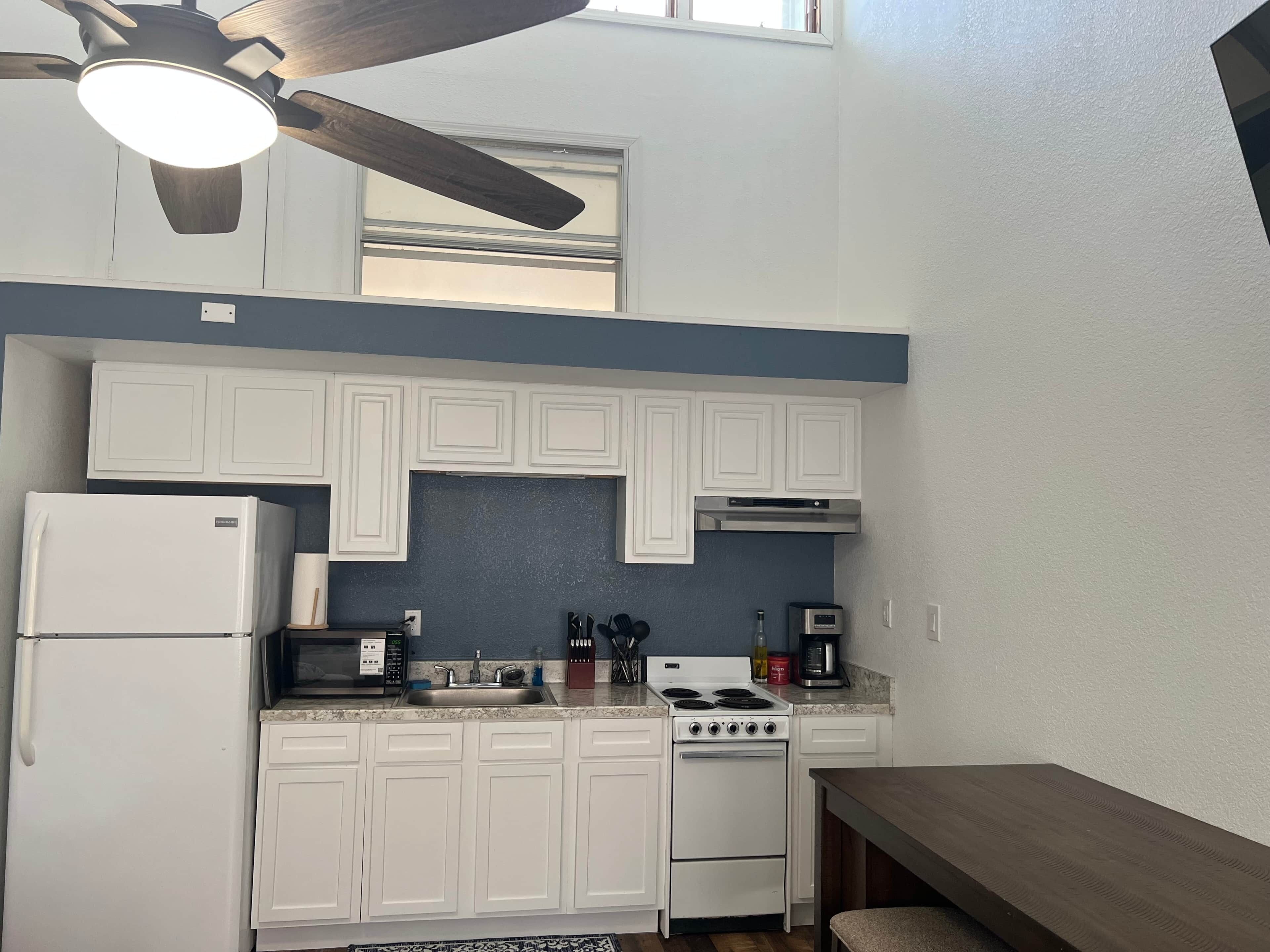 Køleskab, mikrobølgeovn, ovn, køkkentøj/tallerkener/redskaber