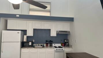 Køleskab, mikrobølgeovn, ovn, køkkentøj/tallerkener/redskaber