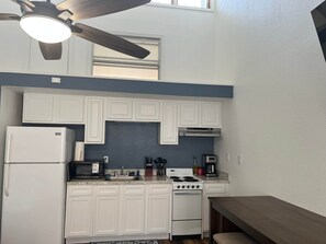 Frigorifero, microonde, forno, pentole/stoviglie/utensili