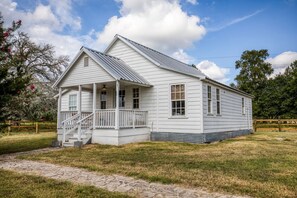 Exterior - NEW Historic Luxe Farm Cottage 5 min to Round Top Antique (Round Top)