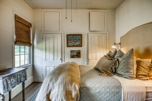Iron/ironing board, WiFi, bed sheets - NEW Historic Luxe Farm Cottage 5 min to Round Top Antique (Round Top)