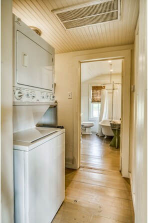 Shower, hair dryer, towels, soap - NEW Historic Luxe Farm Cottage 5 min to Round Top Antique (Round Top)