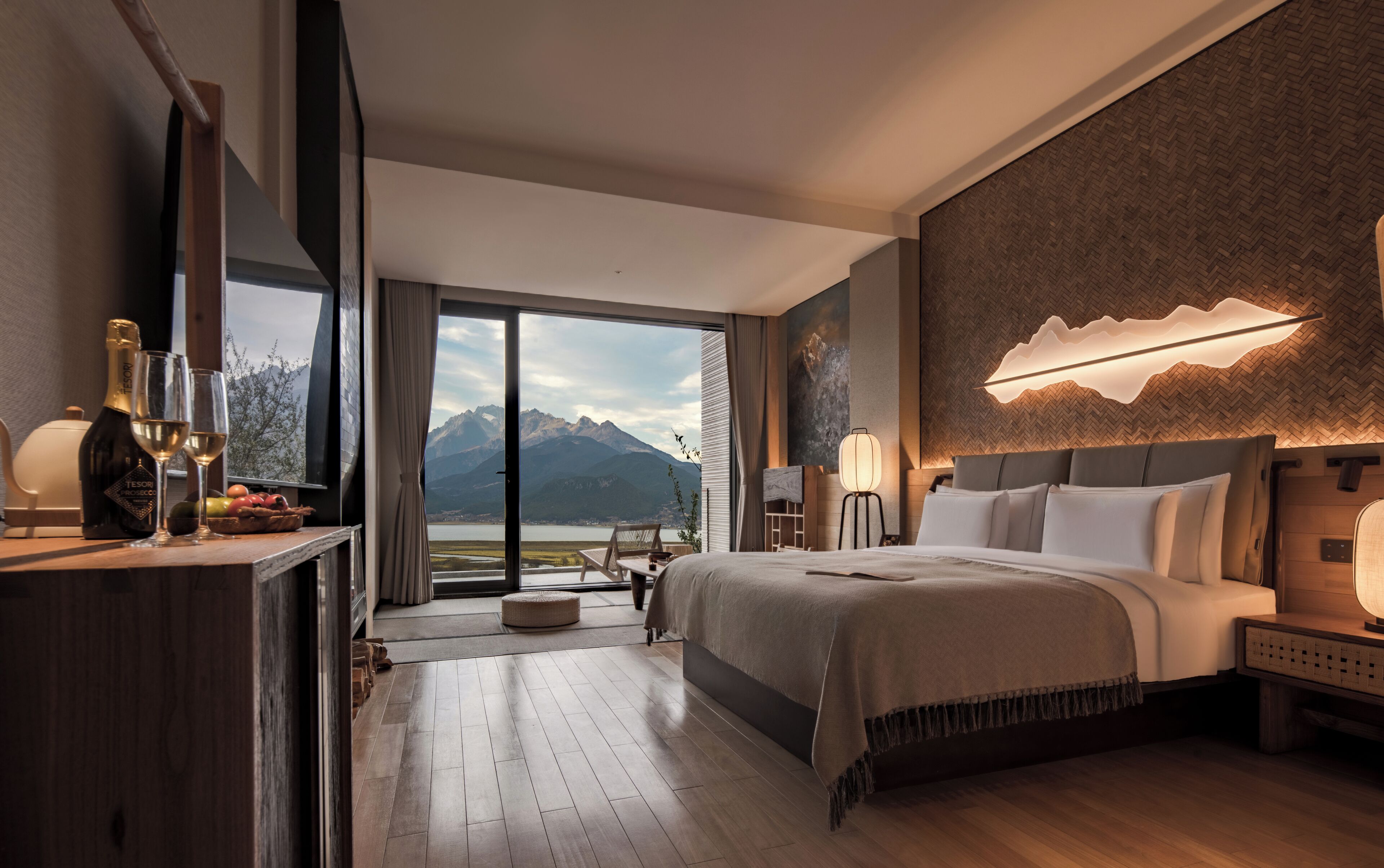 Deluxe Double Room, 1 King Bed, Non Smoking, Mountain View