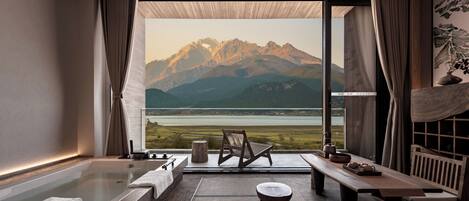 Lyxigt dubbelrum - 1 kingsize-sÀng - icke-rökare - utsikt mot bergen | Utsikt frÄn rummet