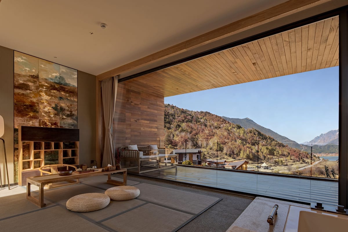 Exclusive Room, 1 King Bed, Non Smoking, Lake View | Soundproofing, iron/ironing board, free WiFi