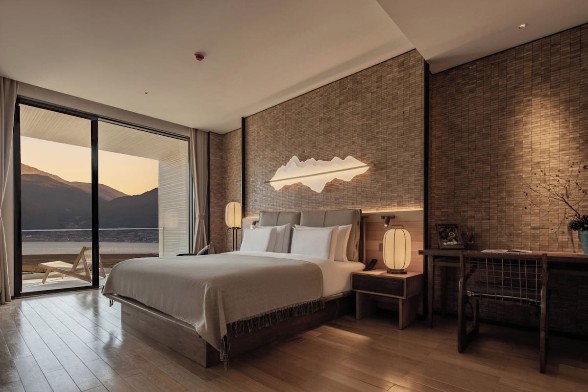 Luxury Room, 1 King Bed, Balcony, Mountain View | Soundproofing, iron/ironing board, free WiFi