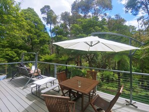 Outdoor dining - Caravan and house set up for mountain biking (Warburton)