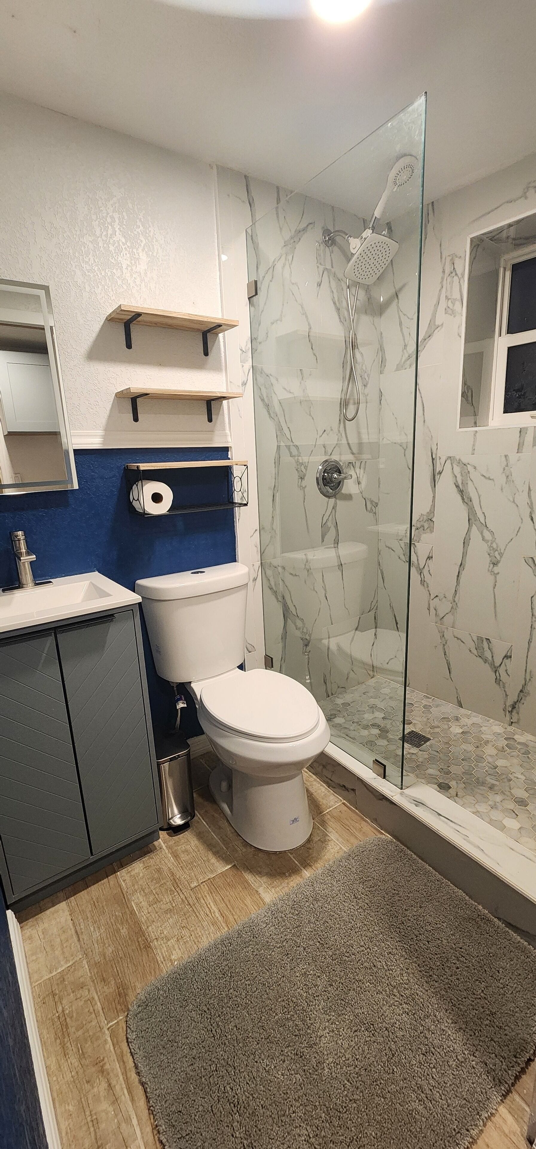 Douche, séchoir à cheveux, serviettes fournies, savon