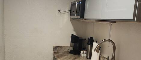 Réfrigérateur, four à micro-ondes, cafetiÚre-théiÚre