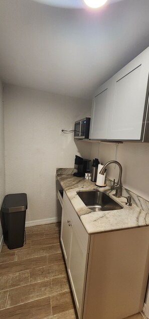 Refrigerador, microondas, cafetera y tetera y utensilios de cocina 