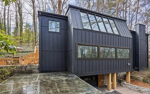 Exterior - Rustic Mountain Escape in the Heart of Buckhead with hot tub and 3 spacious deck (Atlanta)