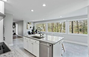 Fridge, microwave, oven, stovetop - Rustic Mountain Escape in the Heart of Buckhead with hot tub and 3 spacious deck (Atlanta)