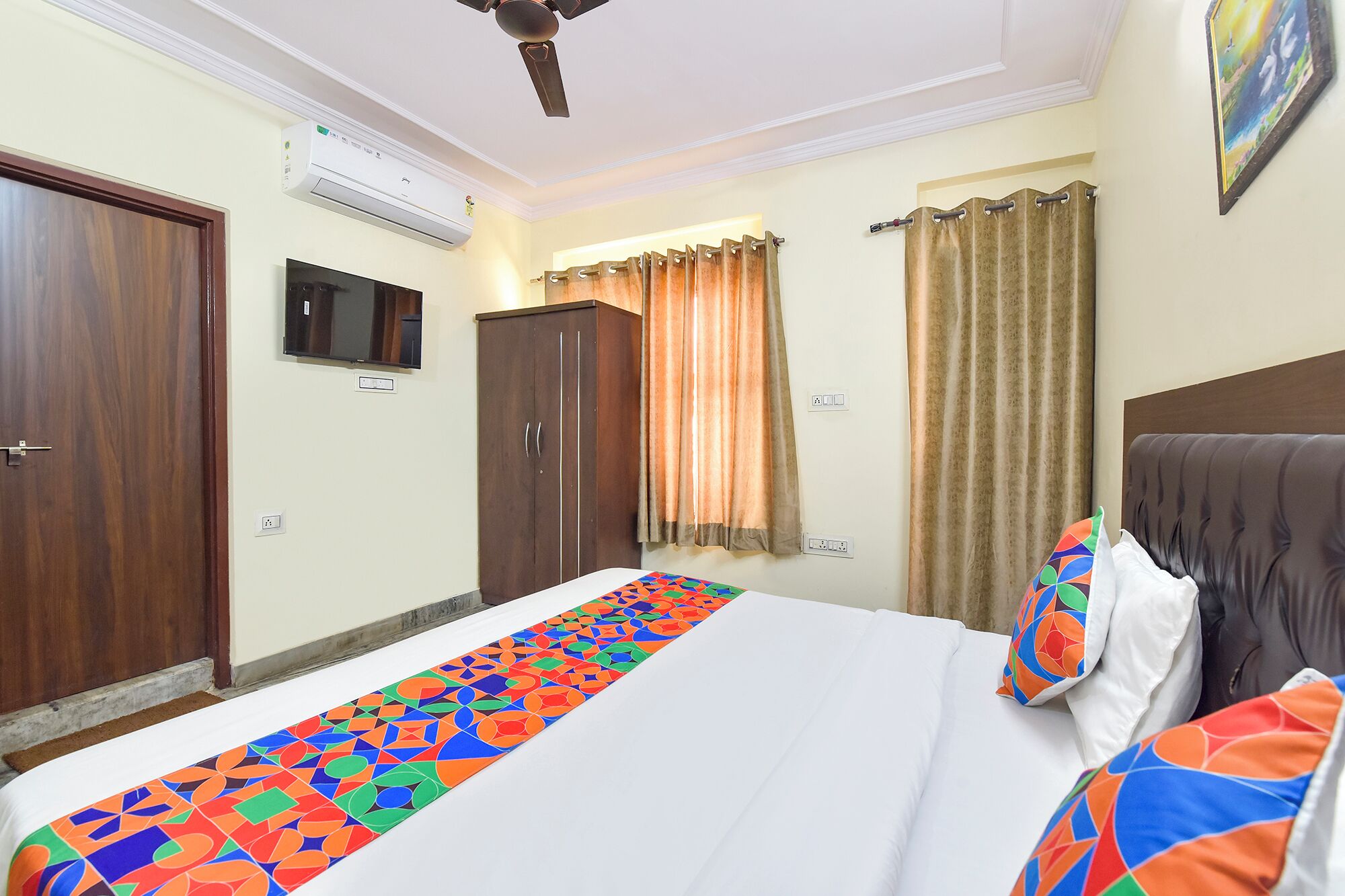 Egyptian cotton sheets, premium bedding, in-room safe, free WiFi