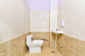 Shower, rainfall showerhead, towels - Fabhotel Melodiya (Jaipur)