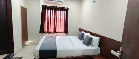 Egyptian cotton sheets, premium bedding, free WiFi, bed sheets