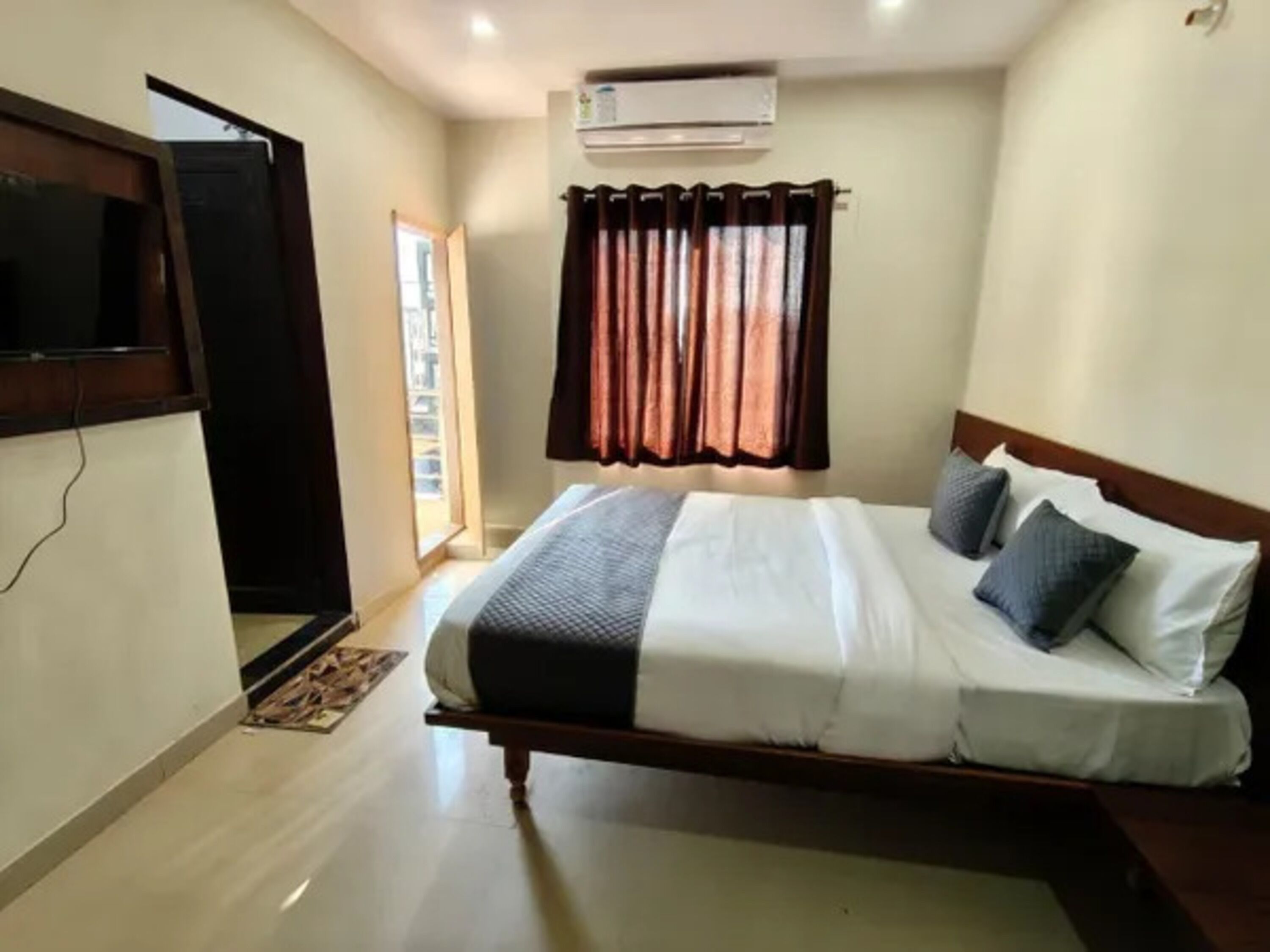 Egyptian cotton sheets, premium bedding, free WiFi, bed sheets