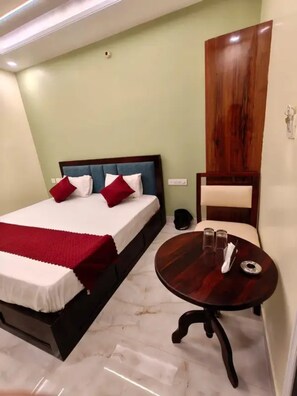 Egyptian cotton sheets, premium bedding, free WiFi, bed sheets - Fabhotel Rudra Shivalika (Jaipur)