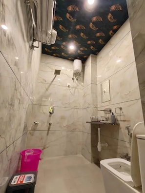 Shower, rainfall showerhead, free toiletries, towels - FabHotel Rudra Shivalika Jaipur (Jaipur)