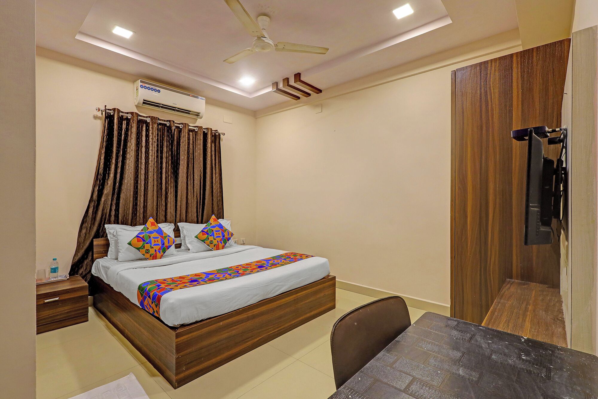 Egyptian cotton sheets, premium bedding, free WiFi, bed sheets