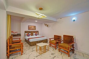Egyptian cotton sheets, premium bedding, free WiFi, bed sheets - Fabhotel Shree Ji (Lucknow)