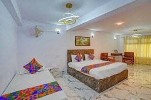 Egyptian cotton sheets, premium bedding, free WiFi, bed sheets - Fabhotel Shree Ji (Lucknow)