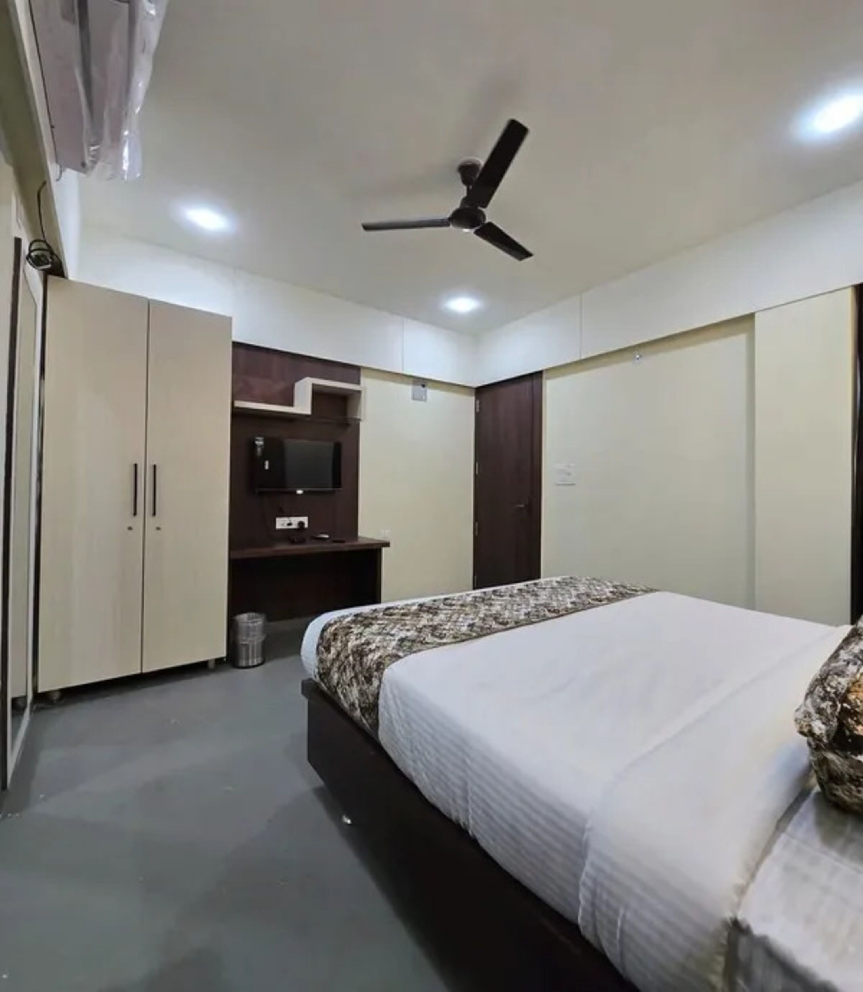 Egyptian cotton sheets, premium bedding, free WiFi, bed sheets