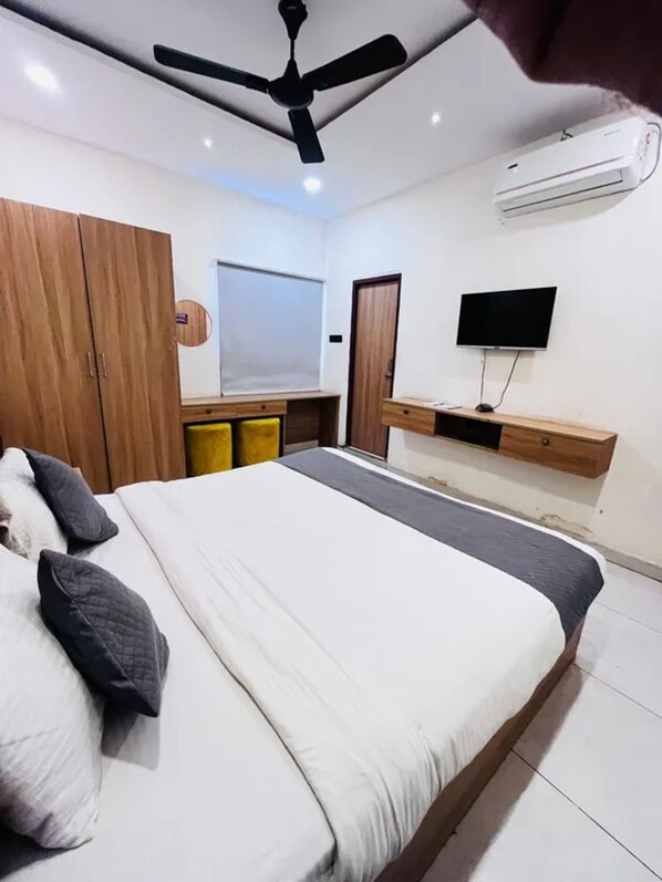 Egyptian cotton sheets, premium bedding, free WiFi, bed sheets - Fabhotel Lake View Castle (Hanamkonda)