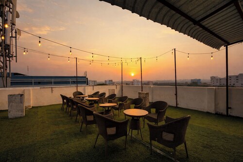 Fabhotel Lake View Castle