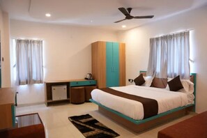 Egyptian cotton sheets, premium bedding, free WiFi, bed sheets - Fabhotel Lake View Castle (Hanmakonda)