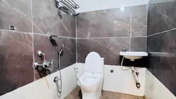 Dusj, regndusjhode, toalettartikler (inkludert) og håndklær