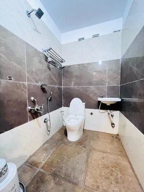 Shower, rainfall showerhead, free toiletries, towels - Fabhotel Lake View Castle (Hanmakonda)