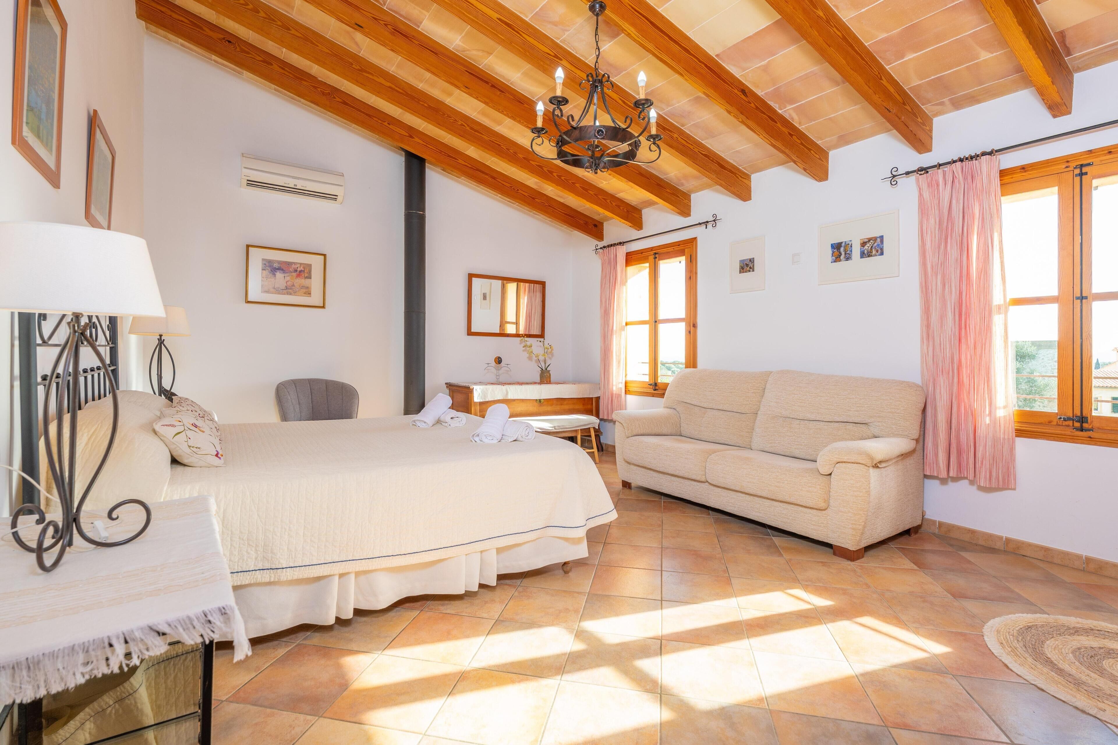 Een strijkplank/strijkijzer, gratis wifi, beddengoed