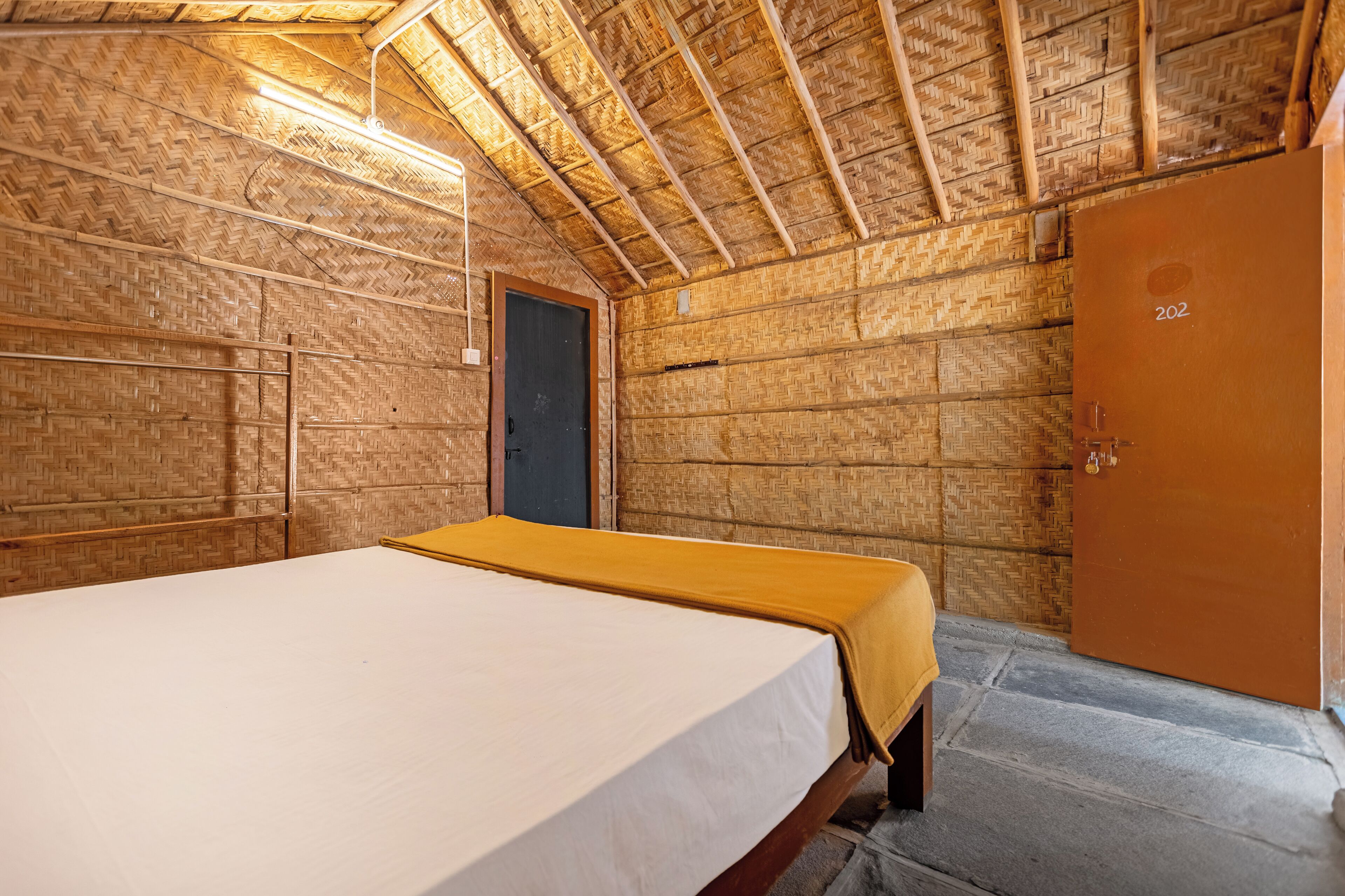 Una habitación con una cama, una puerta y un armario.
