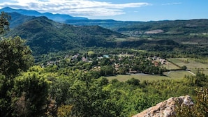 A mountainous landscape with a small village nestled among the hills. - Villa in Pyrenees With Pool and Terrace (Quillan)