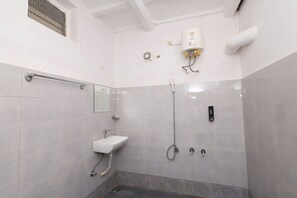 Suite | Bathroom | Shower, towels, soap, toilet paper - Vayuvana Heritage  (Wayanad)