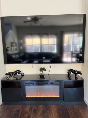 Interior - Luxurious 5 Bedroom Retreat with Saltwater Pool (Elk Grove)