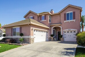 Exterior - Luxurious 5 Bedroom Retreat with Saltwater Pool (Elk Grove)